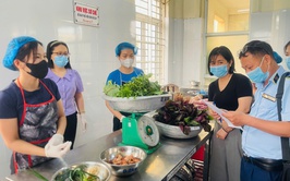 TĂNG CƯỜNG KIỂM TRA, ĐẢM BẢO AN TOÀN THỰC PHẨM TẠI BẾP ĂN BÁN TRÚ CÁC TRƯỜNG HỌC TRÊN ĐỊA BÀN XÃ HỒNG VÂN