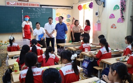 Thường trực Đảng uỷ xã kiểm tra công tác an toàn thực phẩm tại một số trường học trên địa bàn