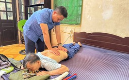 BÁC SĨ NGUYỄN VĂN HUY TẬN TÂM VỚI NGƯỜI GIÀ NEO ĐƠN
