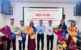 Xã Hát Môn tổ chức hội nghị công bố và trao các Quyết định về công tác cán bộ