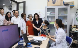 Hơn 250 người dân phường Cửa Nam được khám, chăm sóc sức khỏe miễn phí