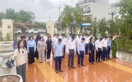 Đảng ủy, HĐND, UBND, Ủy ban MTTQ xã Liên Minh dâng hương, dâng hoa tại Tượng đài Chiến thắng chợ Gốc Ngô