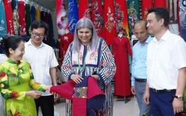 ĐOÀN HỘI ĐỒNG THỦ CÔNG THẾ GIỚI THĂM QUAN LÀNG NGHỀ MAY ÁO DÀI TRUYỀN THỐNG TRẠCH XÁ