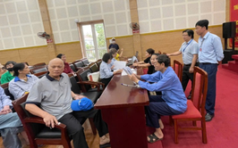 Phường Long Biên ra quân hỗ trợ người dân thực hiện thủ tục ủy quyền lĩnh lương hưu, trợ cấp bảo hiểm xã hội hằng tháng