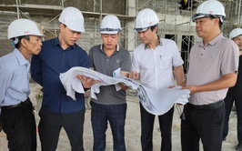 Lãnh đạo xã kiểm tra tiến độ thi công các công trình và kiểm tra hiện trường chỉ đạo giải quyết các kiến nghị của các thôn