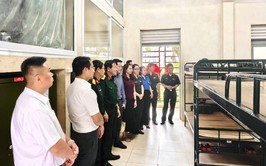 Đoàn lãnh đạo phường Hoàn Kiếm thăm, tặng quà tân binh tại Trung đoàn 692 - Sư đoàn Bộ binh 301