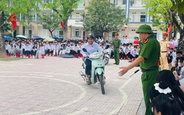Công an xã Ứng Hòa tuyên truyền pháp luật, kỹ năng sống cho học sinh Trường THPT Đại Cường.
