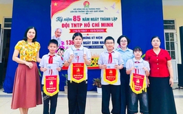 Liên đội Trường Tiểu học Quất Động sôi nổi tổ chức chuỗi hoạt động “Dâng hoa lên Bác kính yêu”