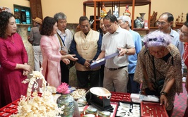 Chuyên Mỹ long trọng đón tiếp đoàn Hội đồng Thủ công Thế giới gồm các đại biểu đến từ 12 quốc gia tới tham quan, tìm hiểu