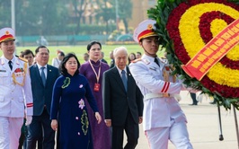 Đại biểu dự Đại hội MTTQ Việt Nam vào Lăng viếng Chủ tịch Hồ Chí Minh