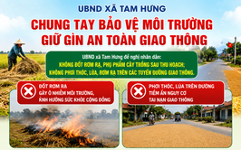 Xã Tam Hưng tăng cường tuyên truyền, kiểm tra, xử lý tình trạng đốt rơm rạ, phơi thóc lúa gây ô nhiễm môi trường và mất an toàn giao thông