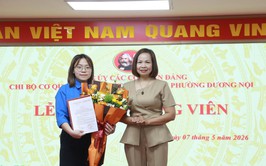 Đảng bộ các cơ quan Đảng phường Dương Nội kết nạp đảng viên mới nhân dịp kỷ niệm 72 năm Chiến thắng Điện Biên Phủ