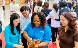 Hàng trăm du khách nước ngoài và học sinh trải nghiệm “Con đường đạo học” tại xã Ô Diên