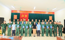 Đoàn công tác xã Thư Lâm thăm, động viên chiến sĩ mới tại Trung đoàn 58 Sư đoàn 308, Quân đoàn 12 (xã Lương Sơn, tỉnh Phú Thọ)