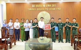 Đoàn công tác xã Thư Lâm thăm, động viên các chiến sĩ mới đang huấn luyện tại Trung đoàn 692, Sư đoàn Bộ binh 301, Bộ Tư lệnh Thủ đô Hà Nội