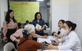 Bệnh viện Hữu nghị Việt Nam - Cu Ba tham gia chương trình chăm sóc sức khỏe người cao tuổi tại phường Cửa Nam