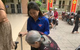  ĐOÀN THANH NIÊN PHƯỜNG BẠCH MAI THAM GIA HỖ TRỢ NGƯỜI DÂN KÝ ỦY QUYỀN NHẬN LƯƠNG HƯU, TRỢ CẤP CHO NGƯỜI YẾU THẾ 