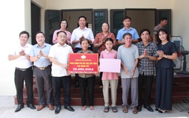 Ủy ban MTTQ Việt Nam xã Phúc Sơn trao kinh phí hỗ trợ xây dựng Nhà Đại đoàn kết cho hộ gia đình có hoàn cảnh khó khăn tại thôn Vĩnh Xương Trung