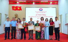 XÃ NGỌC HỒI TỔ CHỨC TRAO HUY HIỆU ĐẢNG ĐỢT 19/5 CHO 30 ĐẢNG VIÊN