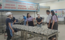 Các đoàn kiểm tra an toàn thực phẩm xã Gia Lâm tăng cường kiểm tra nhà hàng, bếp ăn và trường học trên địa bàn