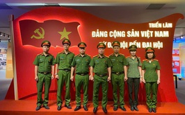 Công an xã Hồng Vân tổ chức sinh hoạt chính trị, tham quan triển lãm “Đảng Cộng sản Việt Nam - từ Đại hội đến Đại hội”