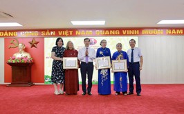 Đảng uỷ phường Dương Nội trao Huy hiệu Đảng tặng 34 đảng viên dịp 19/5/2026
