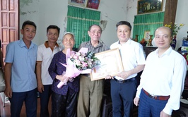 ĐẢNG ỦY XÃ THANH OAI TRAO HUY HIỆU ĐẢNG TẠI NHÀ CHO CÁC ĐẢNG VIÊN CAO TUỔI ĐẢNG ĐỢT 19/5