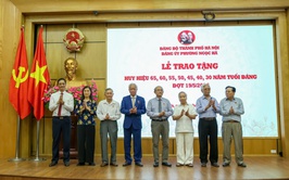 Phường Ngọc Hà - Trang trọng tổ chức Lễ trao tặng Huy hiệu Đảng đợt 19/5/2026