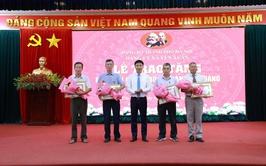 Tin hình: Đảng ủy xã Yên Xuân tổ chức lễ trao tặng huy hiệu Đảng đợt
