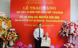 Đảng uỷ phường Việt Hưng tổ chức trao Huy hiệu Đảng đợt 19/5 tại nhà cho các Đảng viên cao tuổi.