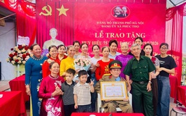 BAN THƯỜNG VỤ ĐẢNG UỶ XÃ PHÚC THỌ TRAO TẶNG HUY HIỆU 75 NĂM TUỔI ĐẢNG SỚM ĐỢT 19/5 TẠI NHÀ CHO ĐẢNG VIÊN