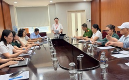 UBND phường Việt Hưng tổ chức họp với Ban quản lý các chợ dân sinh trên địa bàn phường triển khai các nội dung về Nội quy mẫu chợ; Hướng dẫn quy trình thực hiện truy xuất nguồn gốc ATTP
