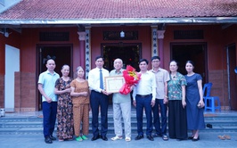 Phường Chương Mỹ trao Huy hiệu Đảng tại nhà cho các đảng viên cao niên đợt 19/5/2026