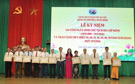 Xuân Đỉnh: tổ chức kỷ niệm 136 năm Ngày sinh Chủ tịch Hồ Chí Minh và trao tặng Huy hiệu Đảng đợt 19/5