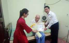 Trao tặng Huy hiệu 65 năm tuổi Đảng cho đảng viên Lương Văn Thái thuộc Đảng bộ xã Quốc Oai