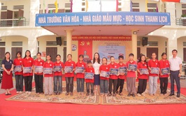 Trao tặng sách và 100 suất học bổng tiếng Anh cho trẻ em có hoàn cảnh khó khăn tại các trường THCS Thái Hòa và THCS Thụy An