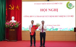 UBND xã Phú Cát trao Quyết định bổ nhiệm chức vụ Trưởng phòng Kinh tế xã