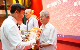 SƠN TÂY TRAO TẶNG HUY HIỆU ĐẢNG ĐỢT 19/5/2026