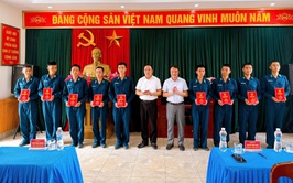 Lãnh đạo phường Thanh Liệt thăm, tặng quà tân binh tại Trung đoàn Bộ binh 692 và Sư đoàn Phòng không 361