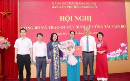Đảng ủy phường Nghĩa Đô công bố và trao quyết định về công tác cán bộ