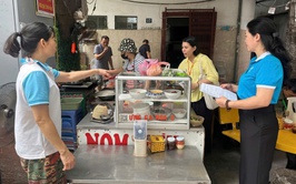 HỘI LHPN PHƯỜNG: KIỂM TRA CÔNG TÁC AN TOÀN THỰC PHẨM CÁN BỘ, HỘI VIÊN  KINH DOANH THỰC PHẨM TRÊN ĐỊA BÀN PHƯỜNG