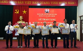 Đảng ủy xã Liên Minh trao huy hiệu Đảng đợt 19/5/2026