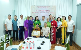 Đồng chí Phó Bí thư Thường trực Đảng ủy trao tặng Huy hiệu 60 năm tuổi Đảng tại nhà cho đồng chí Dương Thị Hòa