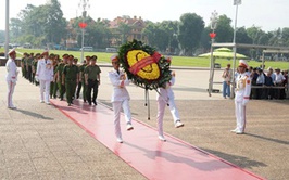 Cụm thi đua số 19 Công an Thành phố Hà Nội dâng hoa và báo công tại Lăng Bác