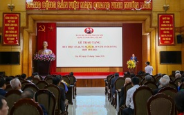 Đảng ủy phường Tây Hồ trao tặng Huy hiệu Đảng đợt 19-5 cho 168 đảng viên