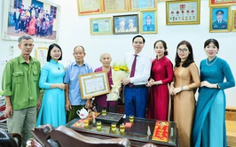 Đồng chí Bí thư Đảng ủy xã Phú Nghĩa trao Huy hiệu 55 năm, 60 năm tuổi Đảng tại nhà riêng cho đảng viên lão thành