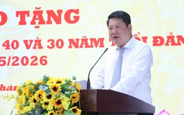 Trang trọng Lễ trao tặng Huy hiệu Đảng dịp 19/5