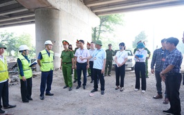 UBND XÃ PHÙ ĐỔNG RA QUÂN GIẢI TỎA CÁC VI PHẠM HÀNH LANG AN TOÀN GIAO THÔNG ĐƯỜNG BỘ, TRẬT TỰ ĐÔ THỊ, PHÒNG CHÁY CHỮA CHÁY TRÊN ĐỊA BÀN XÃ