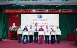 XÃ PHÙ ĐỔNG: TRAO TẶNG HUY HIỆU ĐẢNG CHO 60 ĐẢNG VIÊN ĐỢT 19/5
