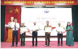 28 đảng viên thuộc Đảng bộ xã Dương Hoà được trao tặng Huy hiệu Đảng đợt 19/5/2026